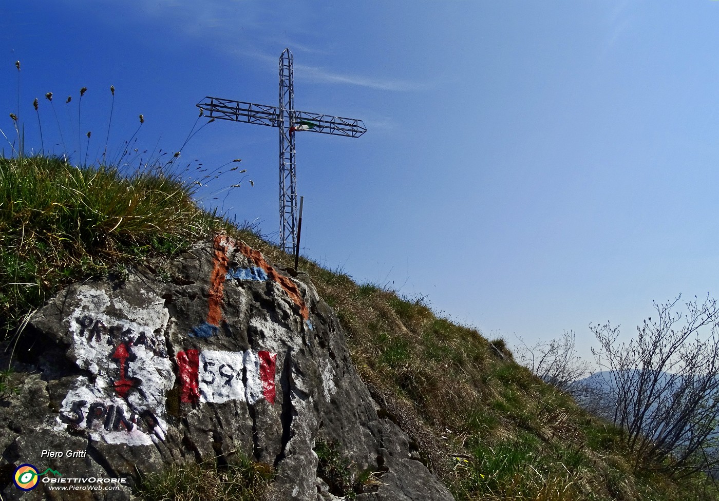 45 Alla croce di vetta del Pizzo di Spino (958 m).JPG -                                